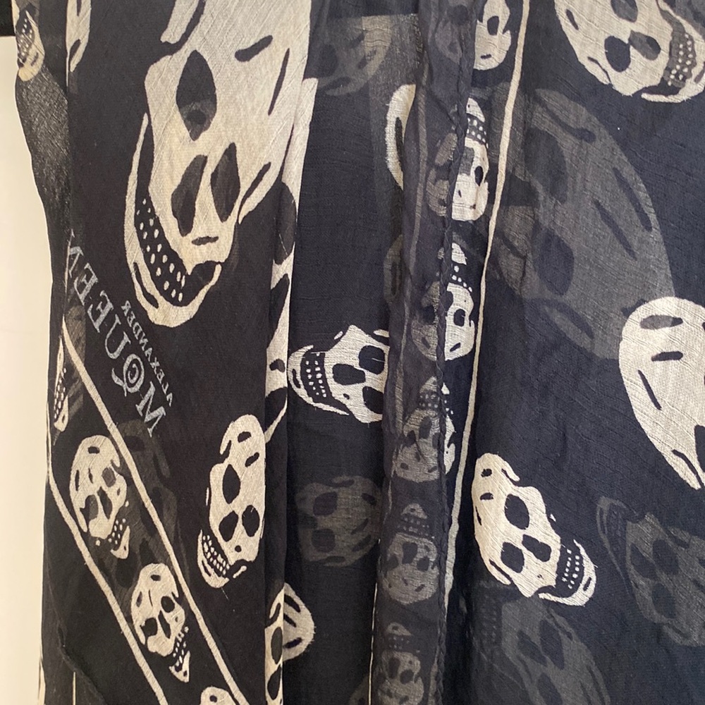 McQueen classic black and white scarf